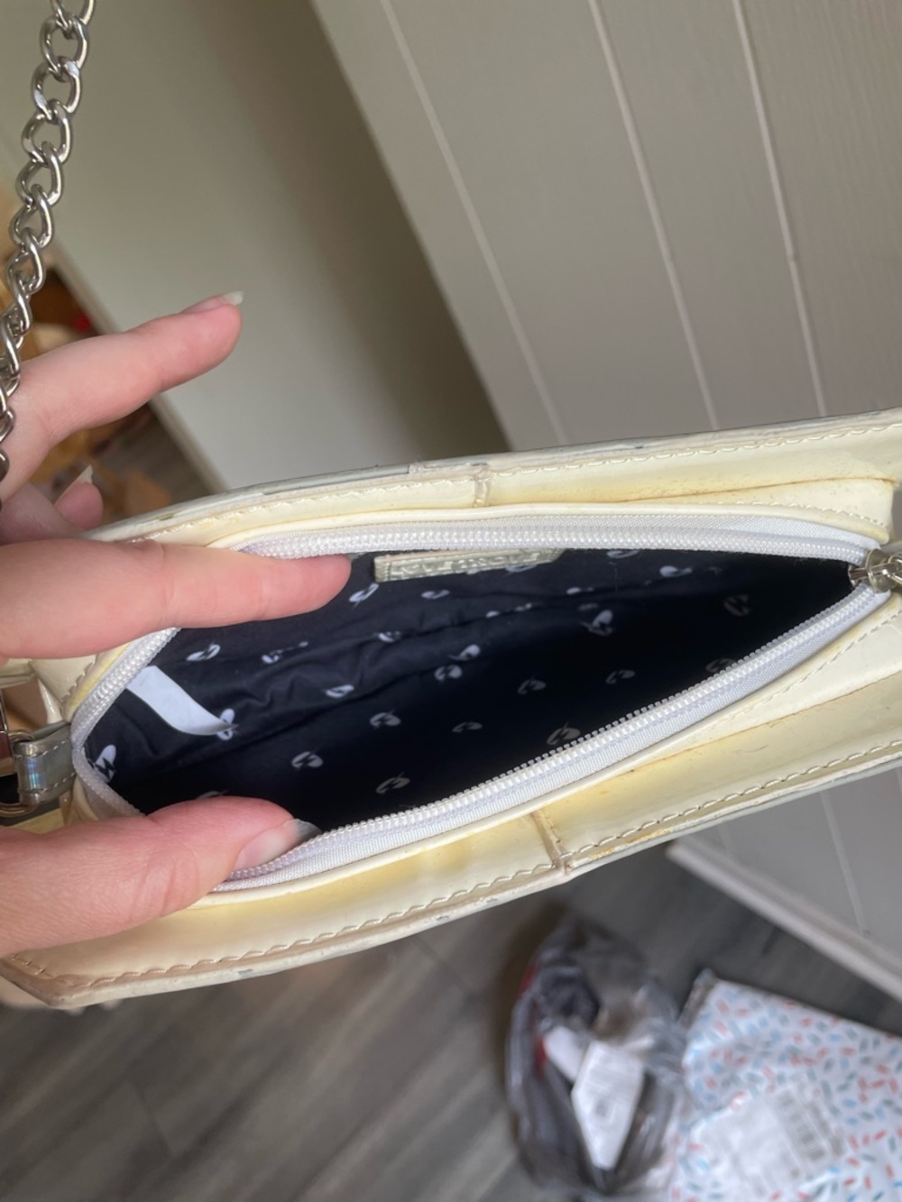 Holographic Diamond-Shaped Crossbody Bag in White/Cream - Picture 4 of 7